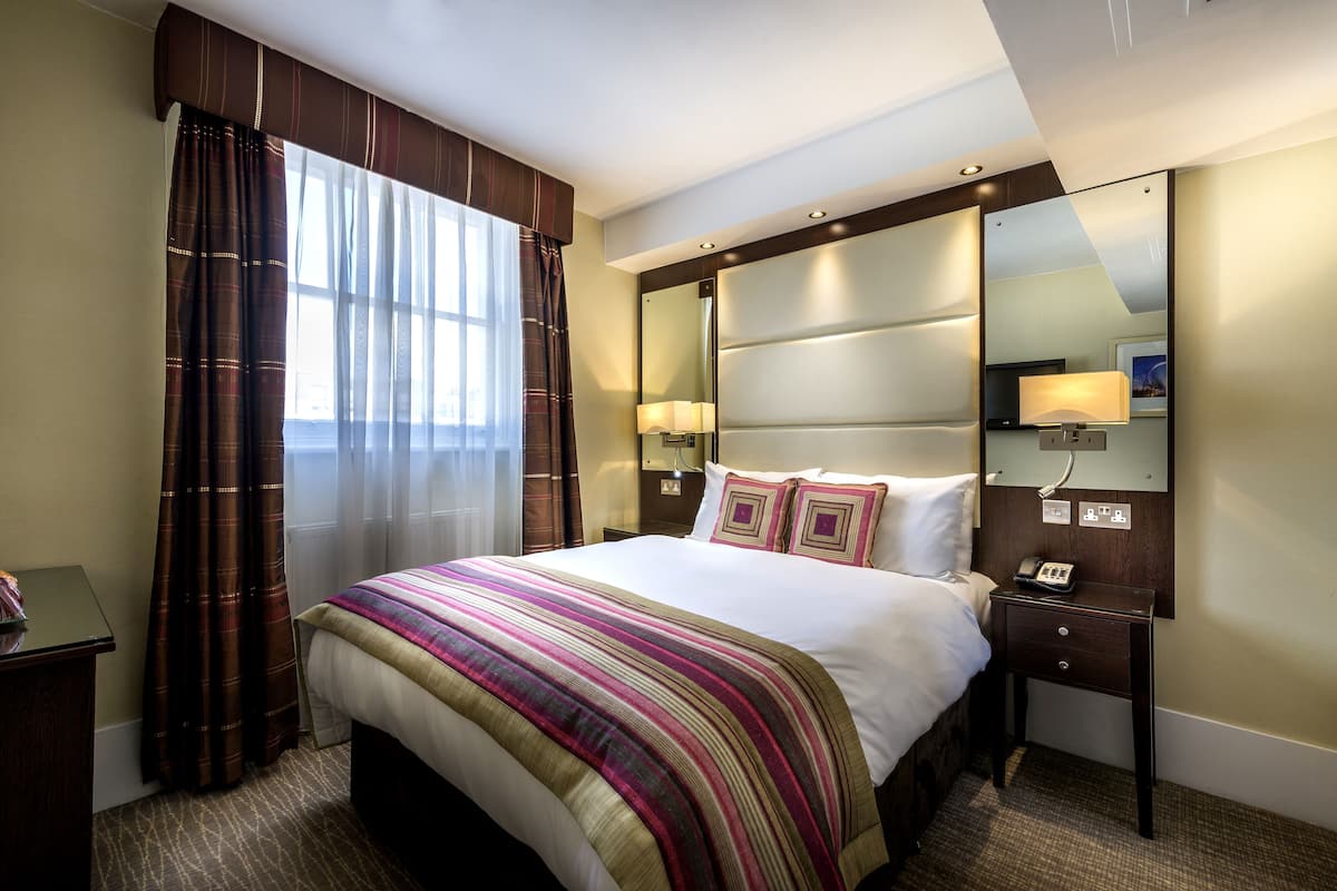 Chambre Deluxe double | Coffre-fort, bureau, systĂšme dâinsonorisation, fer et planche Ă repasser