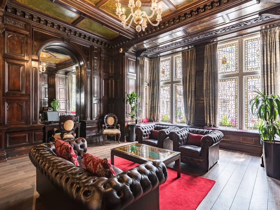 Lobby lounge