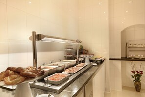 Desayuno inglés todos los días (GBP 16.95 por persona) 