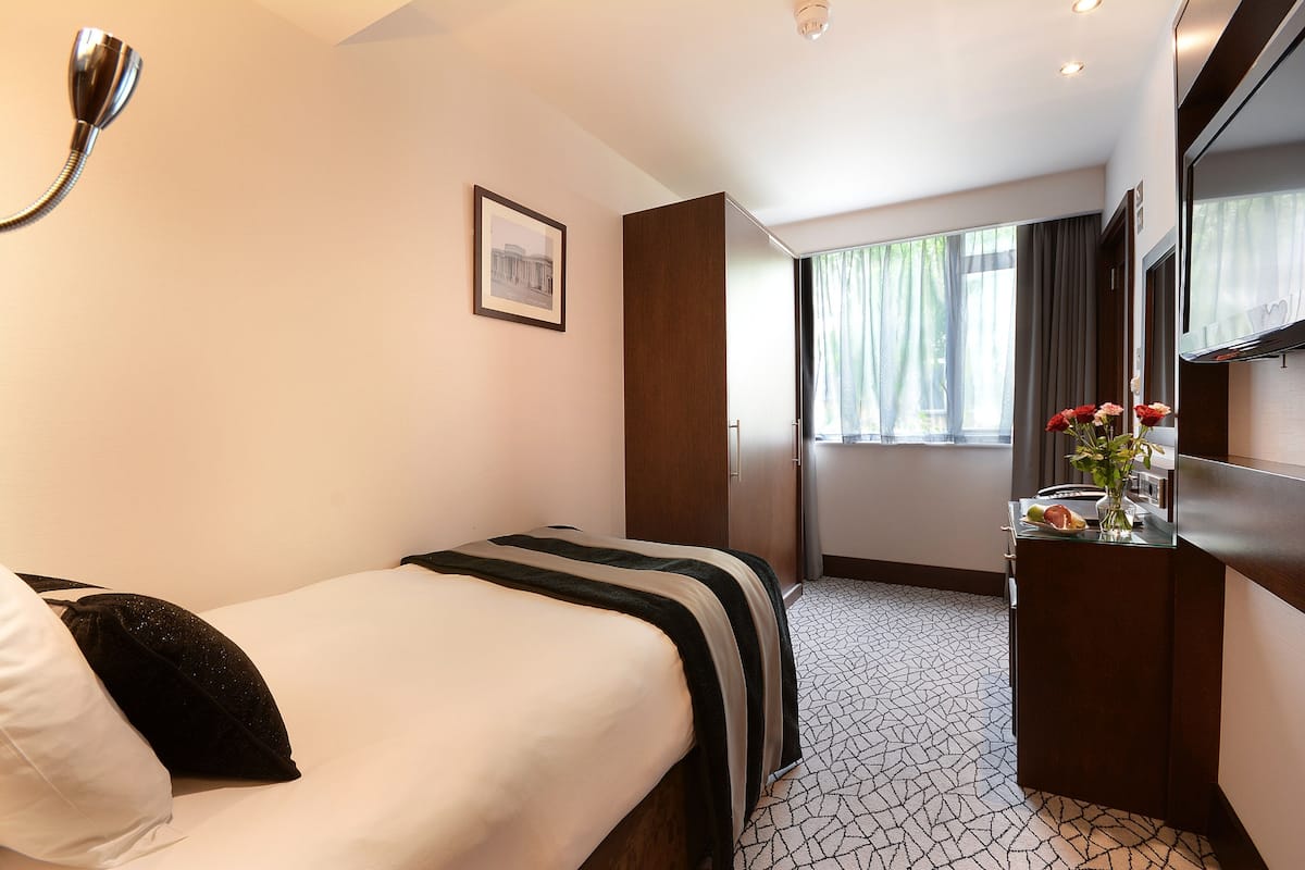 Deluxe eenpersoonskamer | Luxe beddengoed, een kluis op de kamer, geluiddichte muren