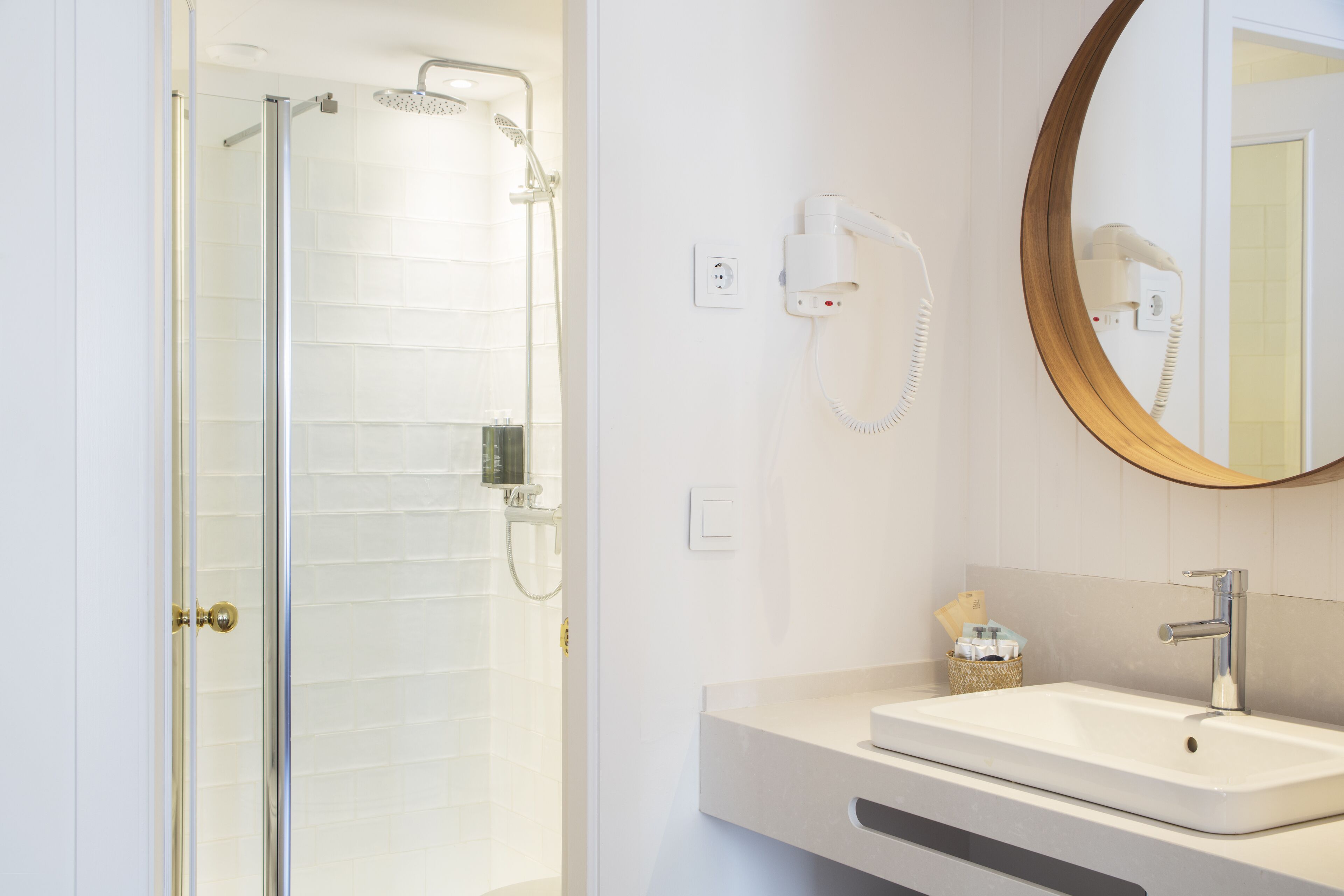 shower, rainfall showerhead, free toiletries, hair dryer