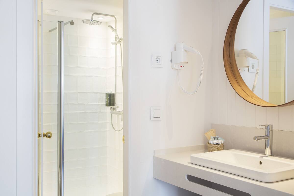 shower, rainfall showerhead, free toiletries, hair dryer