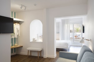 羽绒被、迷你吧、客房内保险箱、办公桌