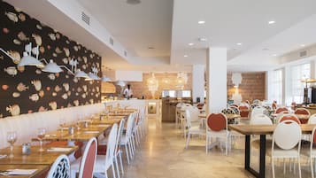 Tägliches Frühstücksbuffet gegen Gebühr