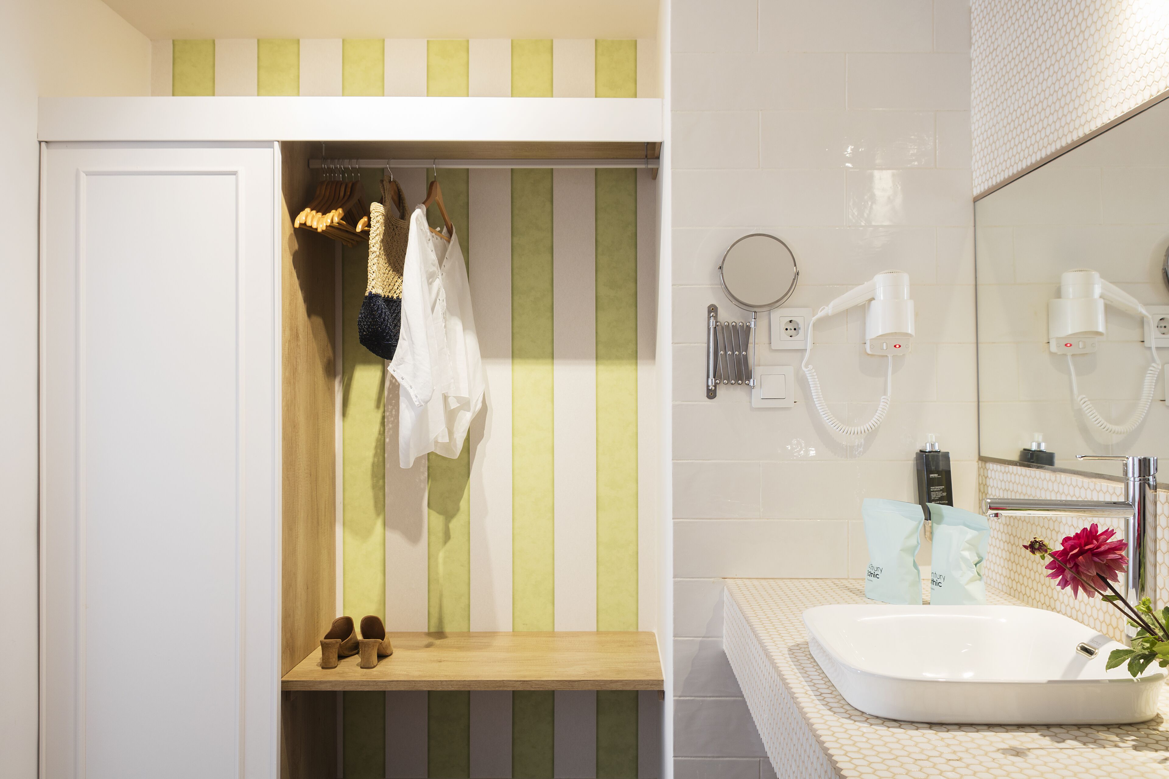 shower, rainfall showerhead, free toiletries, hair dryer