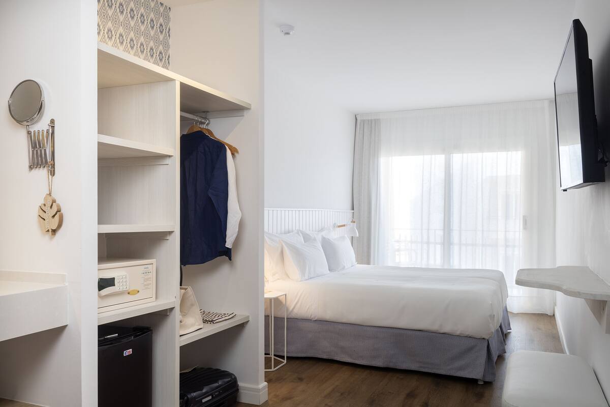 Selimut bulu angsa, minibar, brankas, dan meja kerja