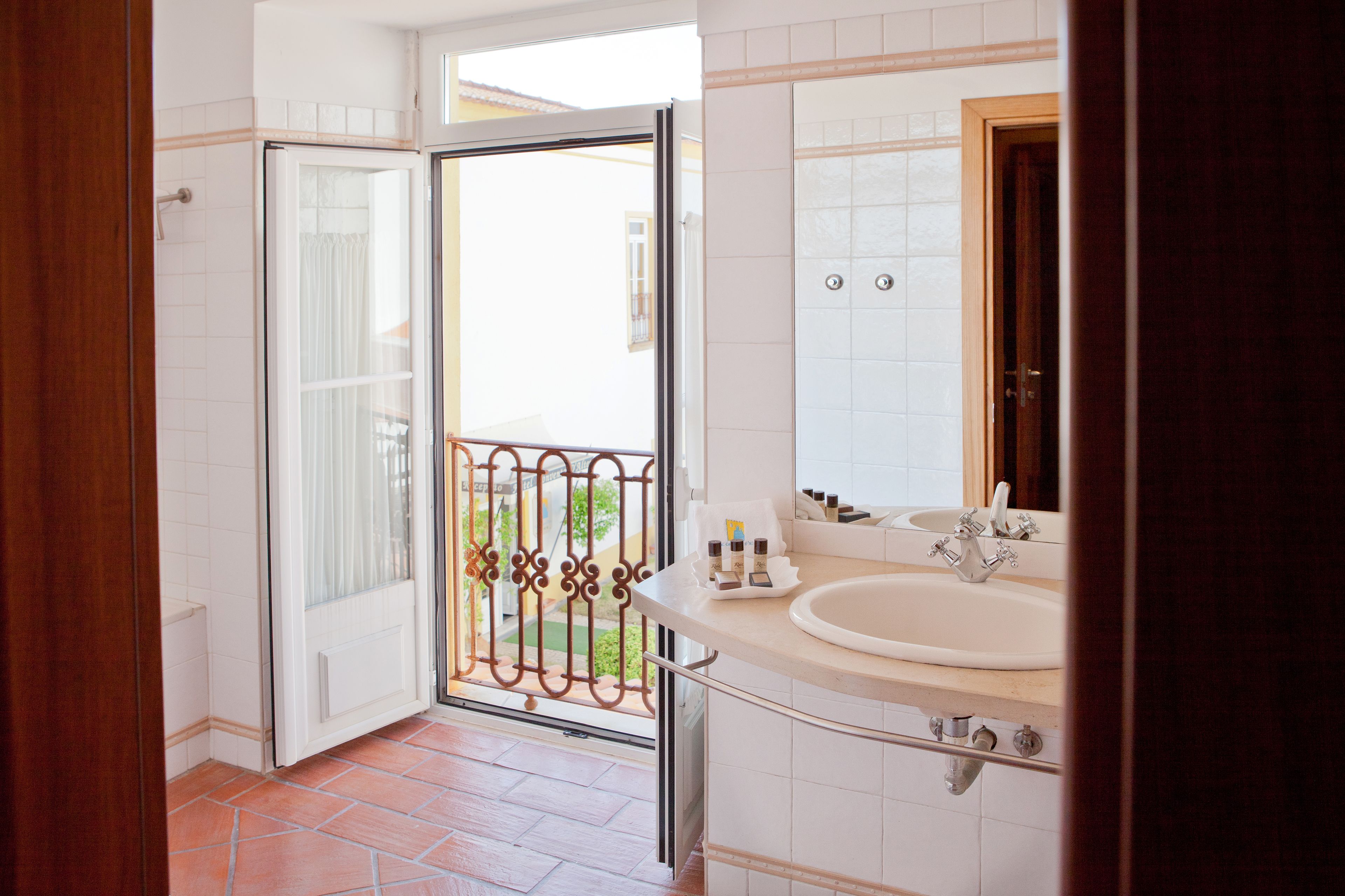 bathtub, deep-soaking bathtub, free toiletries, hair dryer