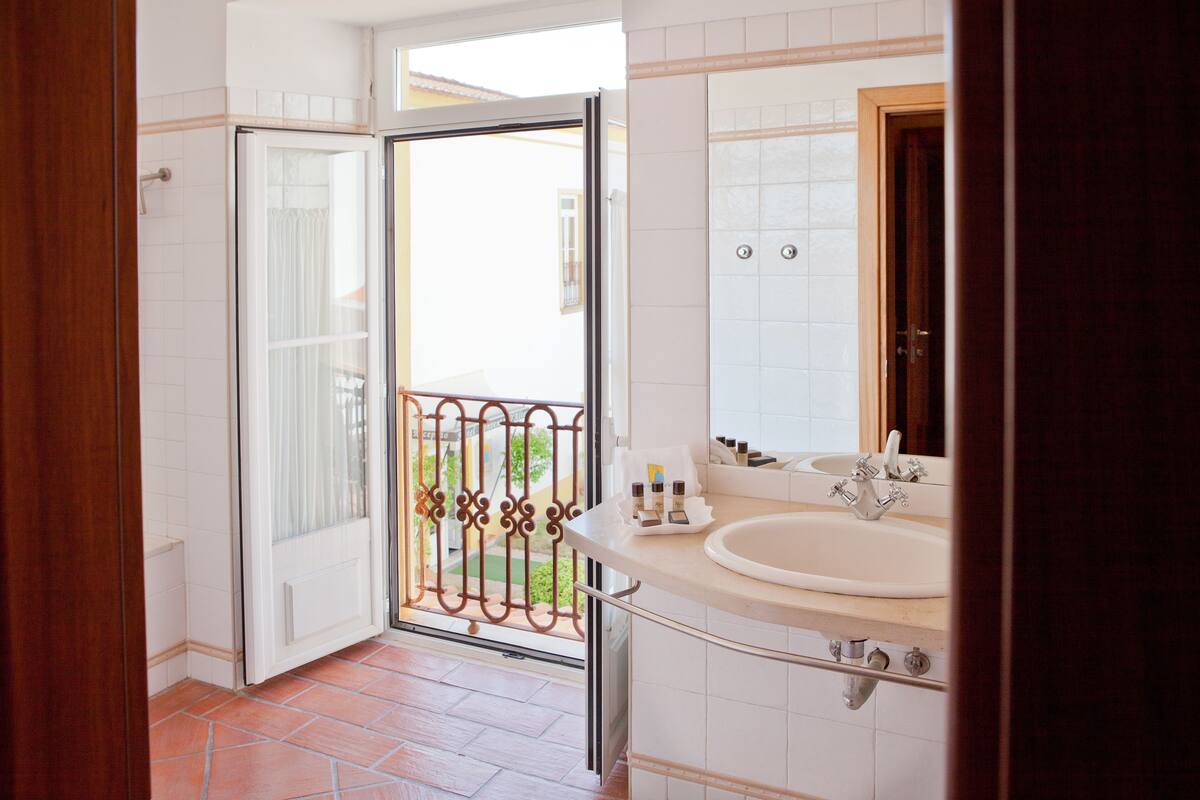 bathtub, deep-soaking bathtub, free toiletries, hair dryer