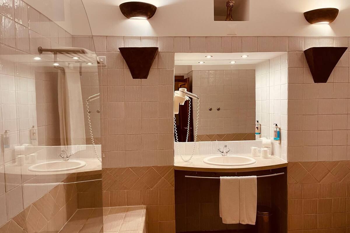 bathtub, deep-soaking bathtub, free toiletries, hair dryer