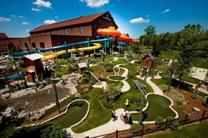 Un hotel con parque acuático, toboganes y piscinas.