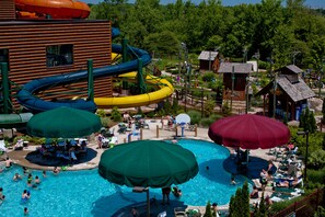 Een binnenzwembad en een seizoensgebonden buitenzwembad