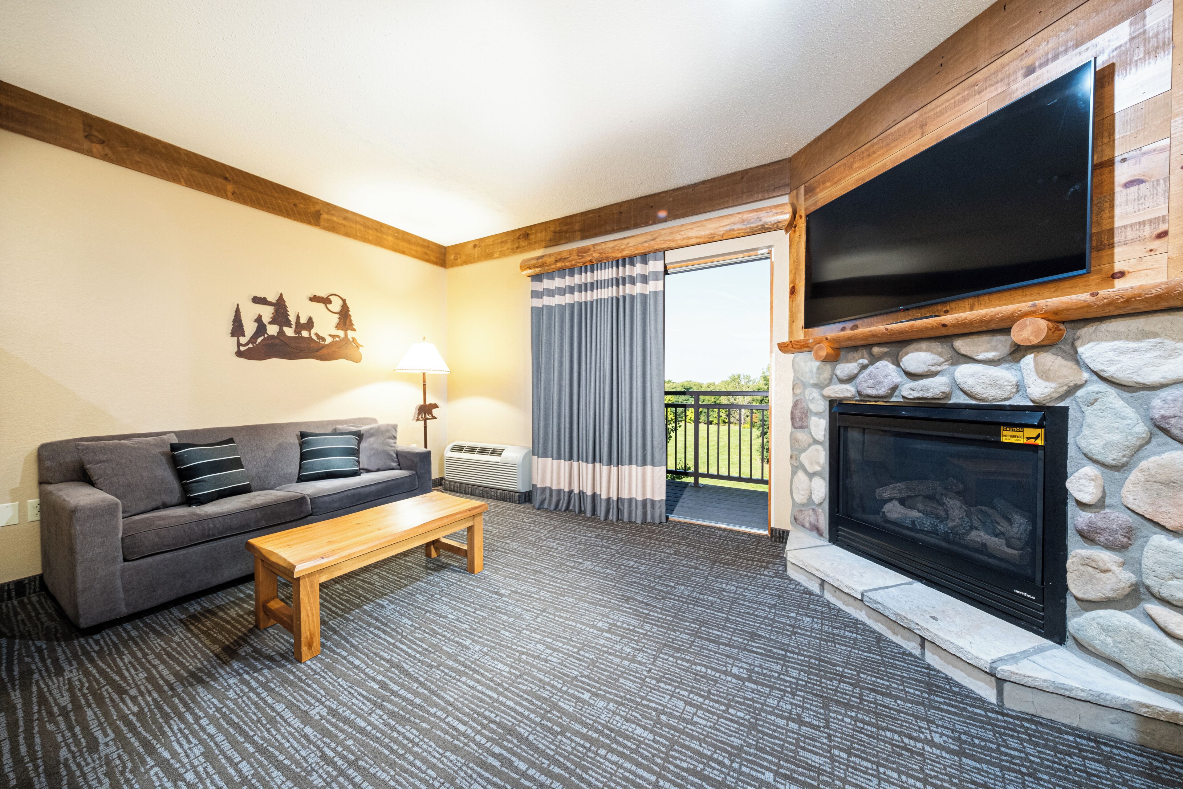 Family Suite, Fireplace | Wohnbereich | 55-Zoll-Flachbildfernseher mit Satellitenempfang, Fernseher