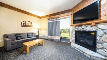 Family Suite, Fireplace | Wohnbereich | 55-Zoll-Flachbildfernseher mit Satellitenempfang, Fernseher
