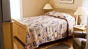 Deluxe Queen Room | Hypo-allergenic bedding available, pillowtop beds, iron/ironing board - Dolan's Inn & Suites (Pictou)