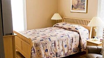 Deluxe Queen Room | Seprai antialergi, bantalan ekstra lembut, dan didekorasi berbeda-beda