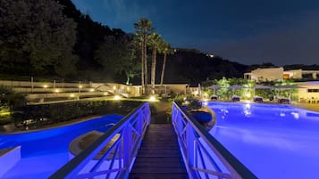 Petit-déjeuner, déjeuner et dîner servis sur place, vue sur la piscine