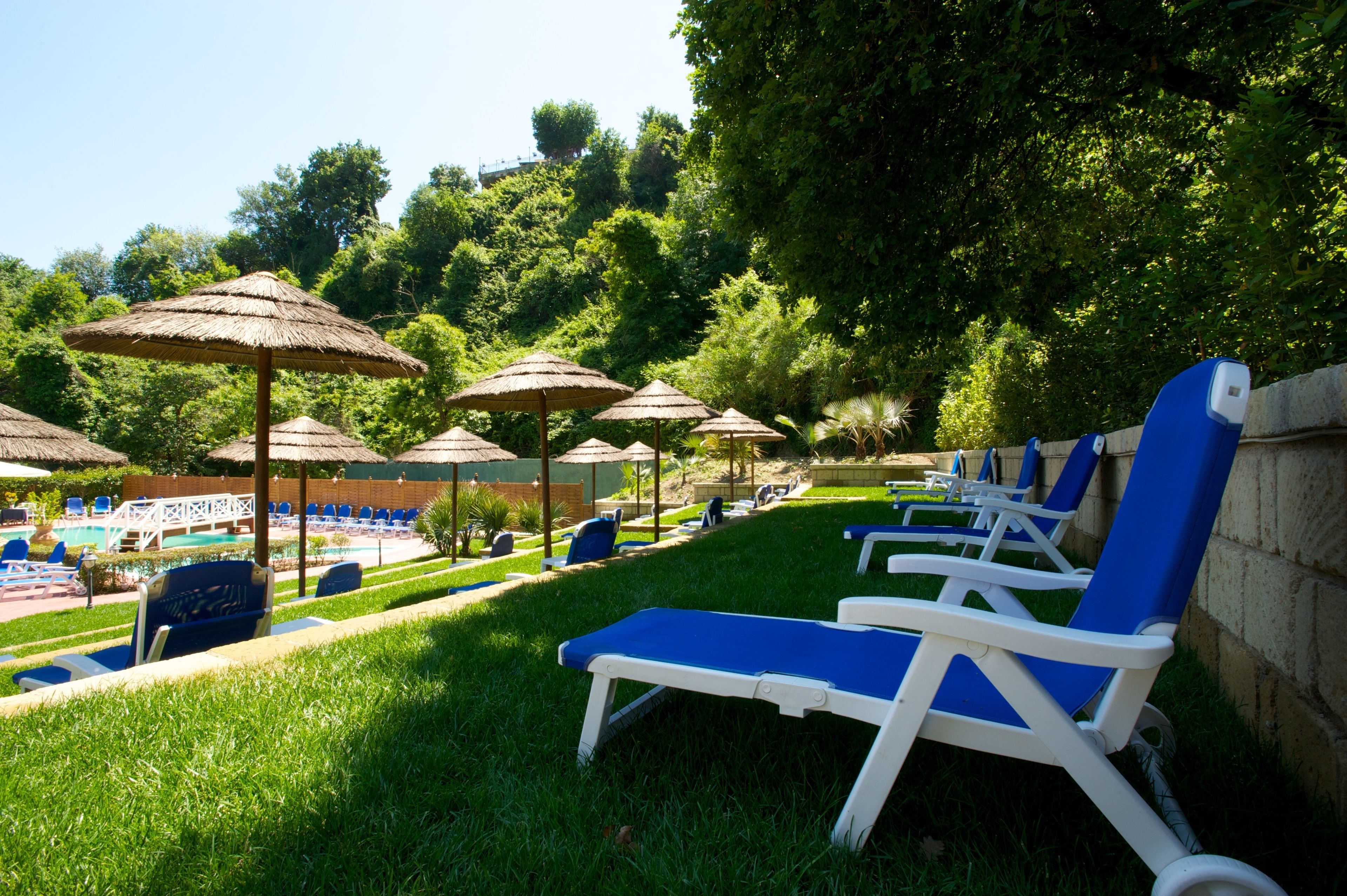 Piscina stagionale all'aperto, ombrelloni da piscina, lettini