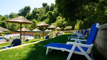 Piscina stagionale all'aperto, ombrelloni da piscina, lettini