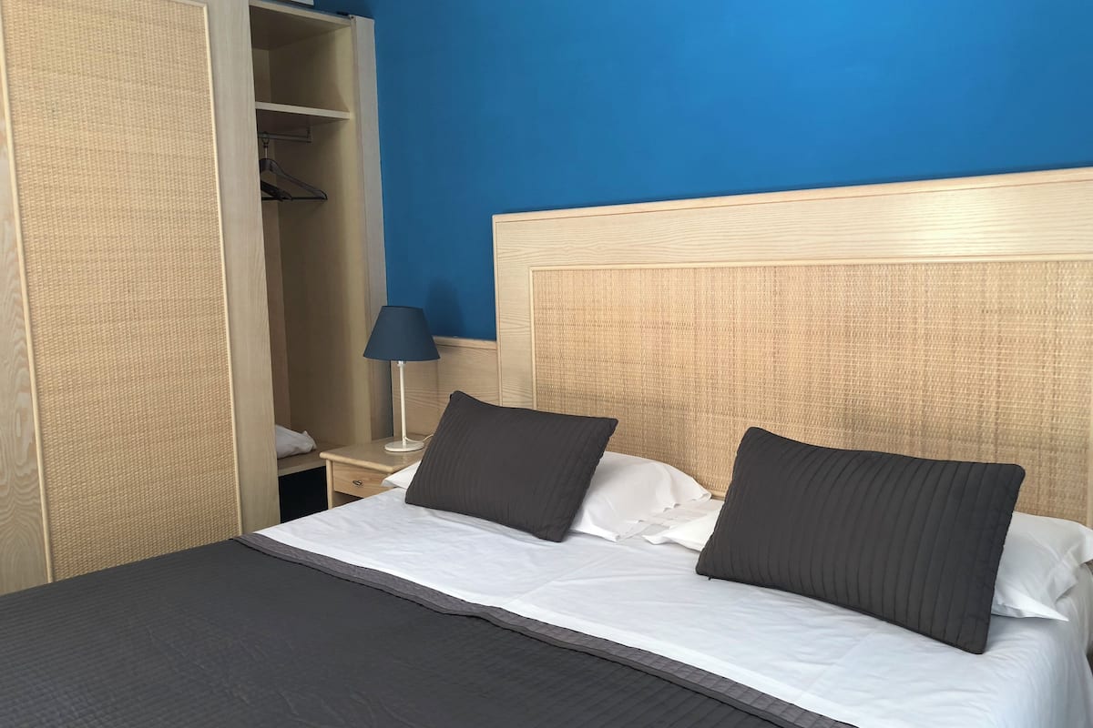 In-room safe, desk, soundproofing, WiFi (free)