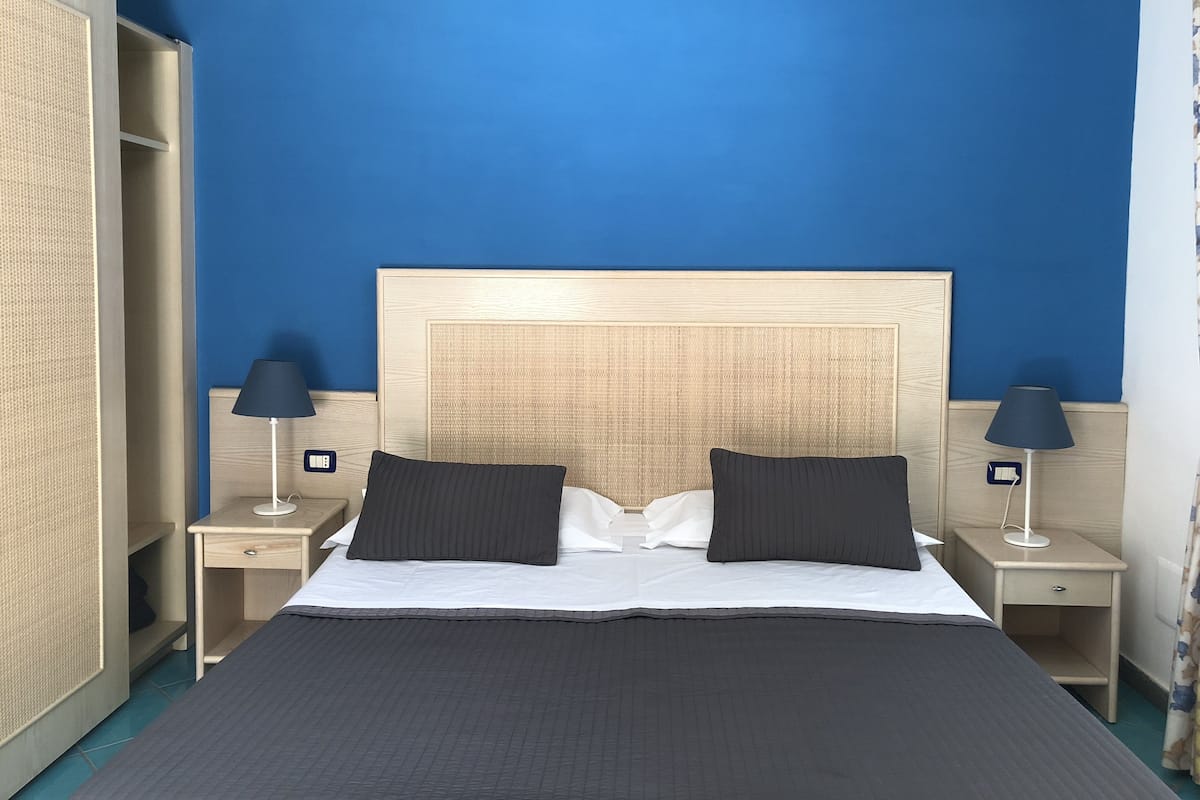 1 bedroom, in-room safe, desk, soundproofing
