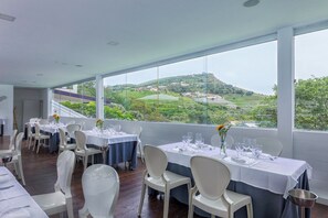 Petit déjeuner, déjeuner et dîner servis sur place, vue sur la piscine