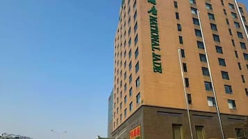Korkea hotellirakennus, jonka kyltissä lukee National Jade Hotel.
