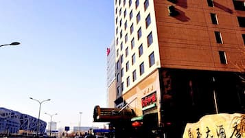 A multi-story building with a sign for the National Jade Hotel.