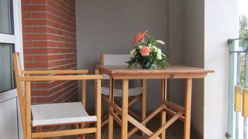 Habitación doble | Caja fuerte, escritorio, cortinas opacas y camas supletorias