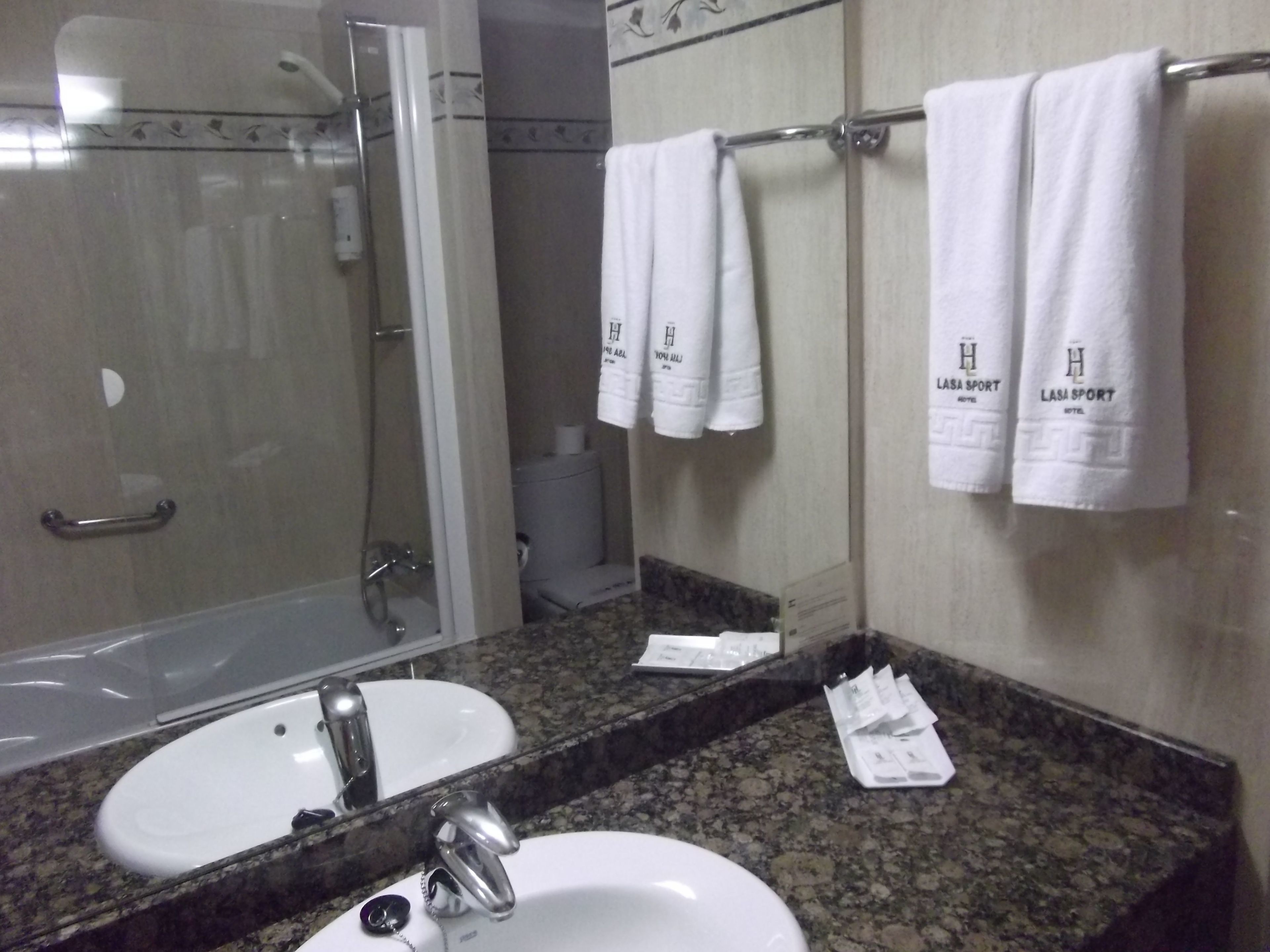 double room | bathroom | combined shower/bathtub, free toiletries, hair dryer, towels