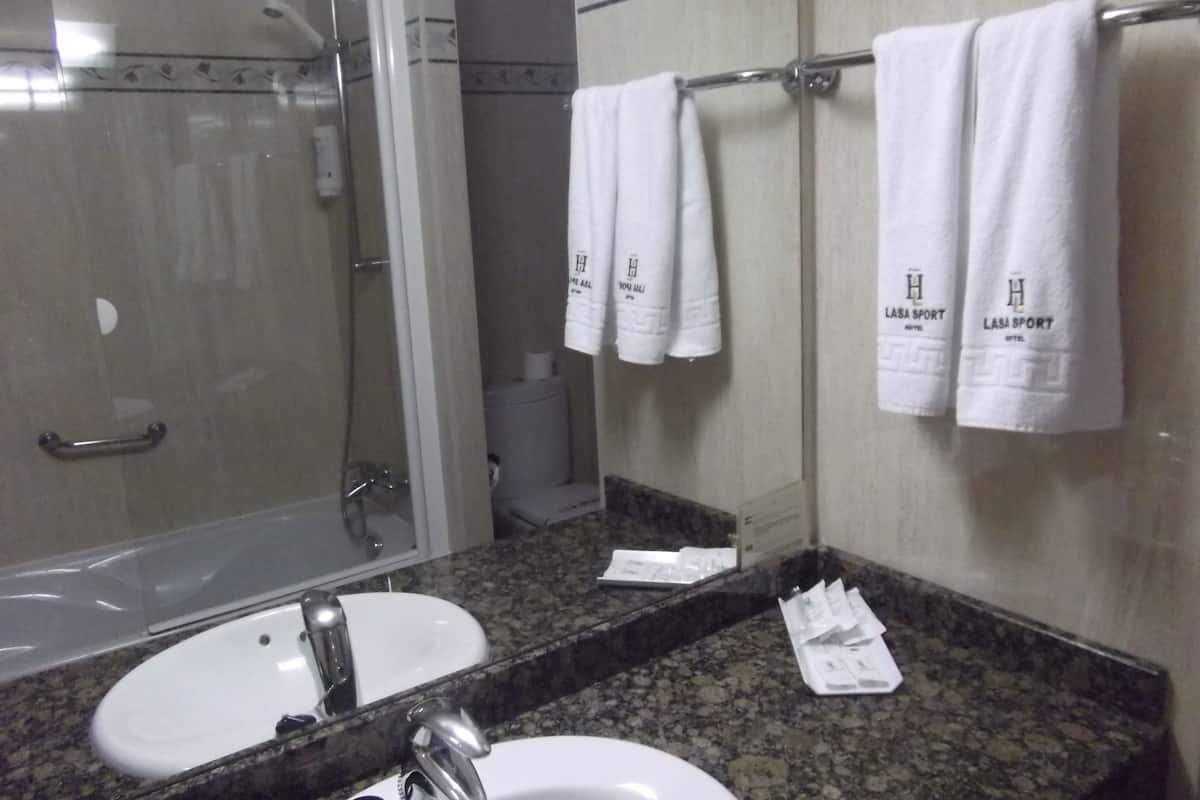 double room | bathroom | combined shower/bathtub, free toiletries, hair dryer, towels