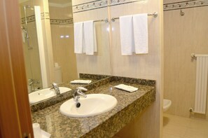 In-room safe, desk, blackout curtains, rollaway beds - Hotel Lasa Sport (Valladolid)