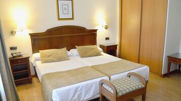 Een kluis op de kamer, een bureau, verduisterende gordijnen