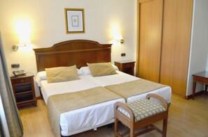 In-room safe, desk, blackout curtains, rollaway beds - Hotel Lasa Sport (Valladolid)