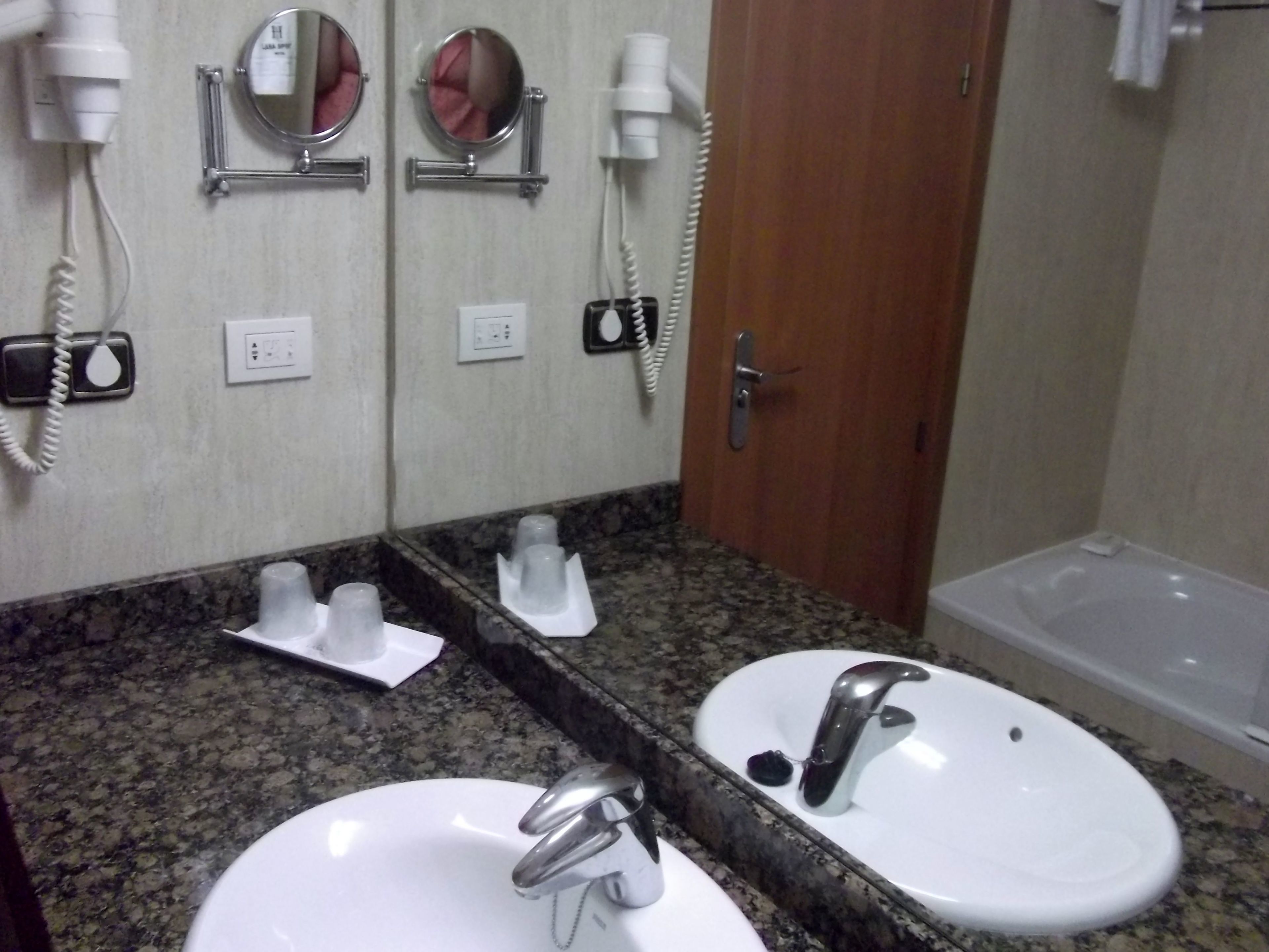 triple room, 3 single beds | bathroom | combined shower/bathtub, free toiletries, hair dryer, towels