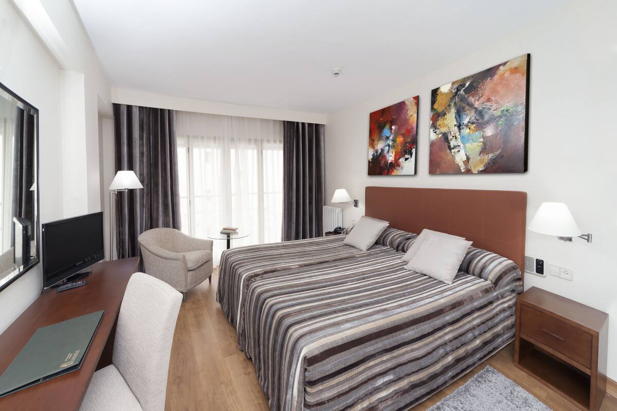 Double Room Single Use | Minibar, in-room safe, desk, blackout drapes
