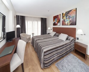 雙人房單人入住 | 迷你吧、客房內保險箱、書桌、遮光布/窗簾