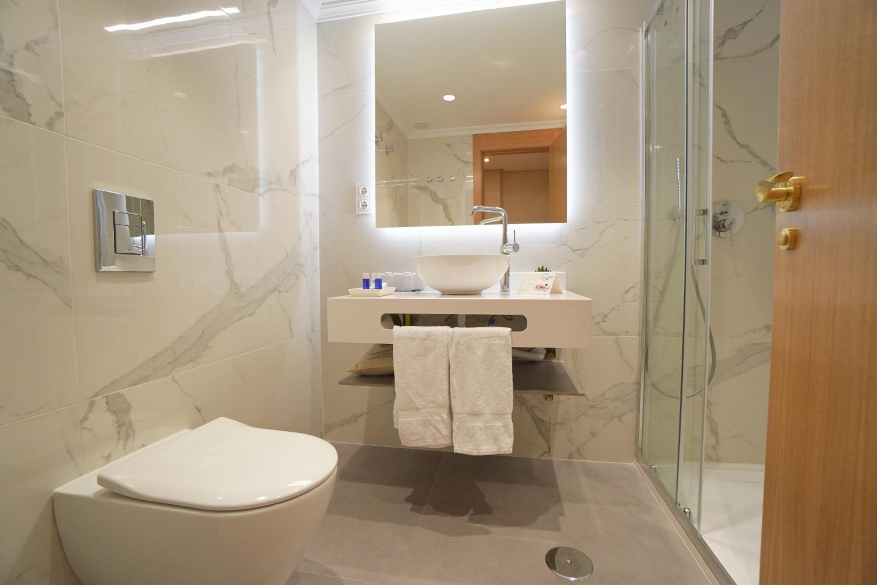 Bathroom | Combined shower/bathtub, towels