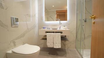 Bathroom | Combined shower/bathtub, towels