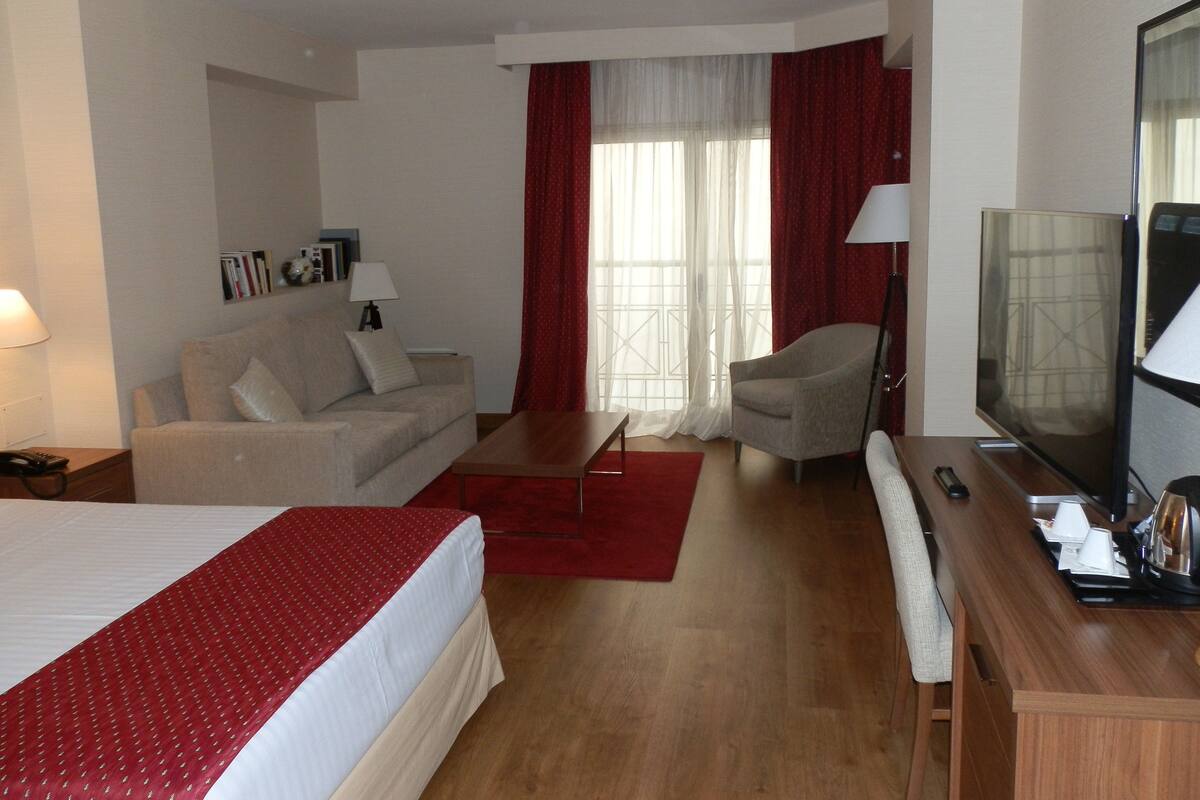 Junior Suite | Minibar, in-room safe, desk, blackout drapes