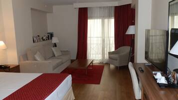 Junior-Suite | Minibar, Zimmersafe, Schreibtisch, Verdunkelungsvorhänge