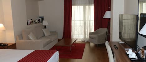 Junior suite | Een minibar, een kluis op de kamer, een bureau, verduisterende gordijnen