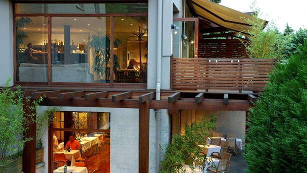 A two-story building with a dining area on the ground floor and a restaurant visible through the windows. - Hotel Río Bidasoa (Hondarribia)