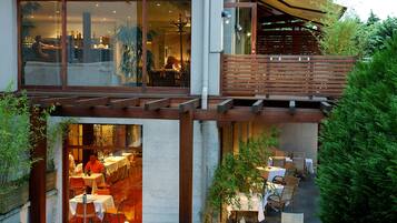 Se sirven desayunos, comidas y cenas con vista al jardín