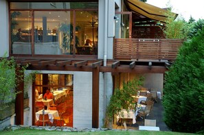 Frokost, lunsj og middag serveres, utsikt mot hagen