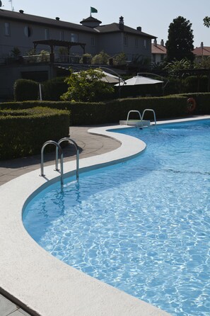 Outdoor pool, pool loungers