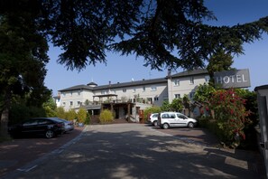 Ubetjent parkering (EUR 16 per dag)