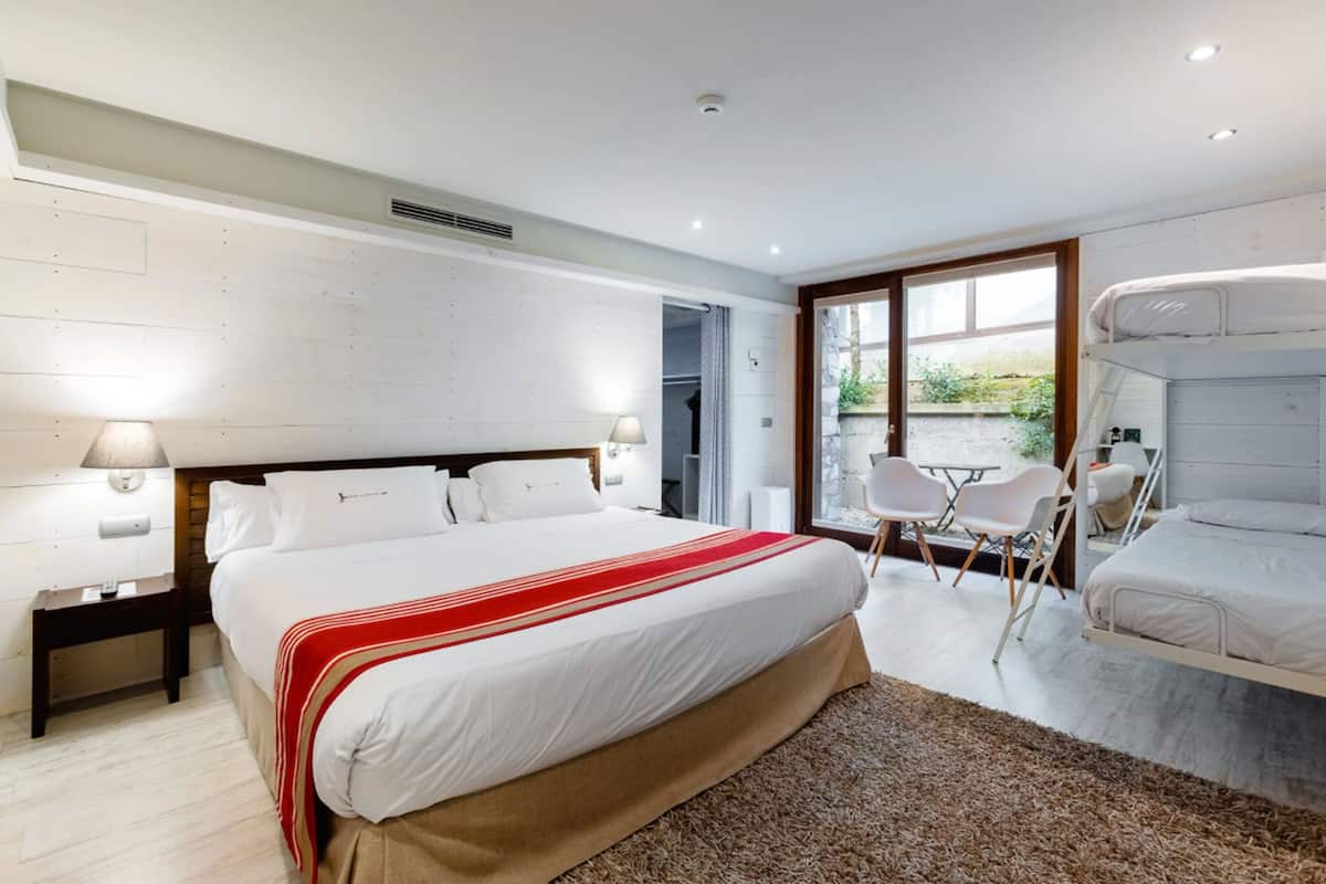 1 bedroom, Egyptian cotton sheets, premium bedding, down duvets