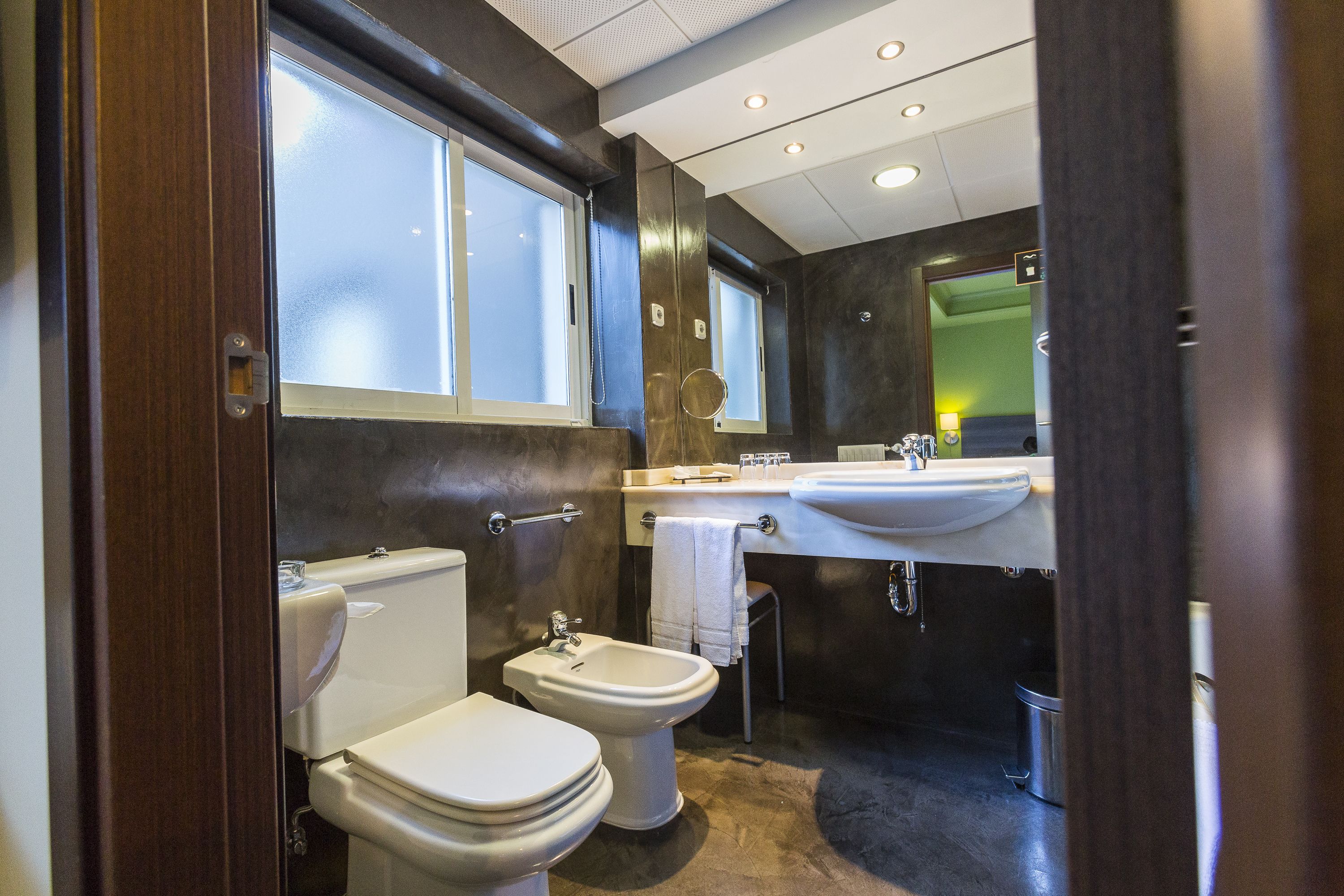 standard double room | bathroom | free toiletries, hair dryer, bidet, towels