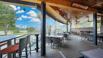 Golf course views, serves lunch, dinner, and happy hour