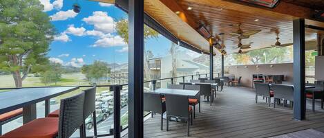 Vue sur le golf, sert le déjeuner, le dîner et l'apéritif